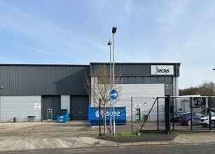 Davis Rd, Chessington to rent Building Photo- Image 1 of 1