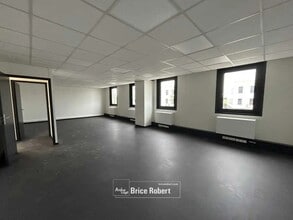 Light Industrial in Dardilly to rent Interior Photo- Image 1 of 4