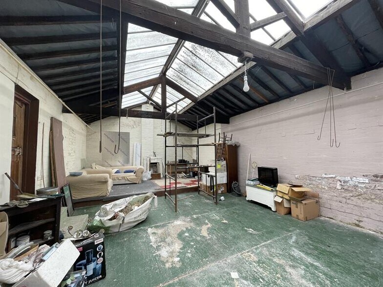 10 Smithies Moor Ln, Batley for sale - Interior Photo - Image 1 of 3