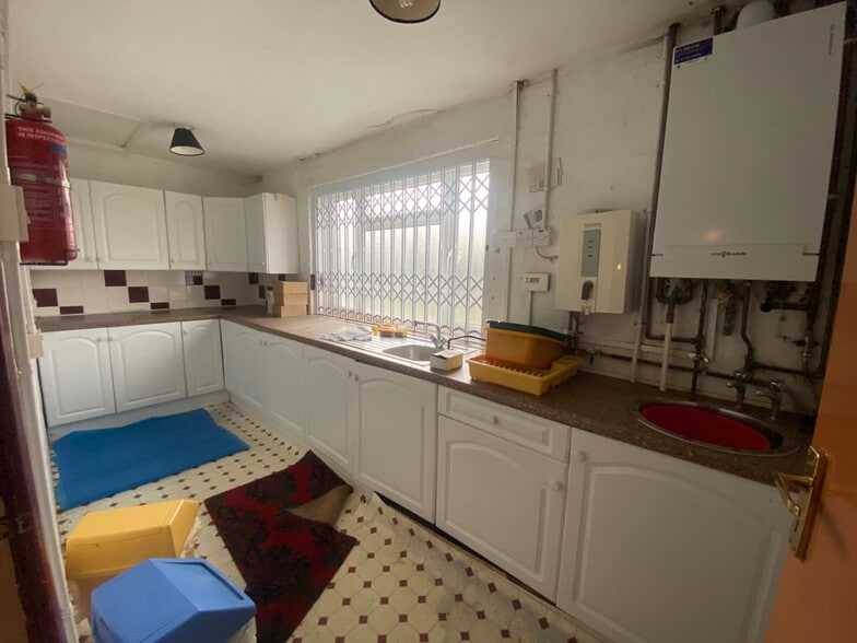 4 School Walk, Bilston to rent - Interior Photo - Image 1 of 4