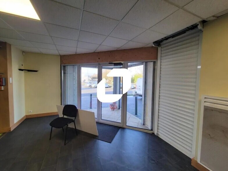 Office in Les Sorinières to rent - Lobby - Image 2 of 8