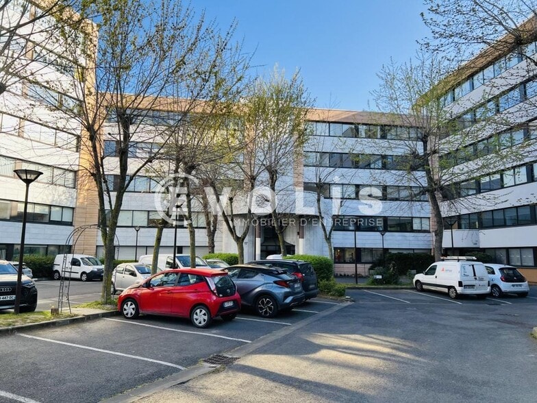 15 Rue De L'Universite, Noisy-le-Grand to rent - Building Photo - Image 1 of 23