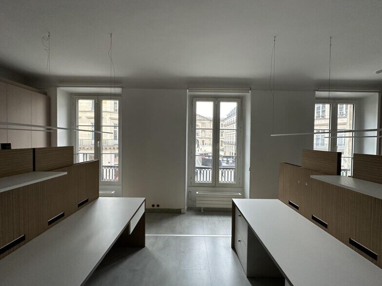 Light Industrial in Paris to rent - Interior Photo - Image 2 of 7