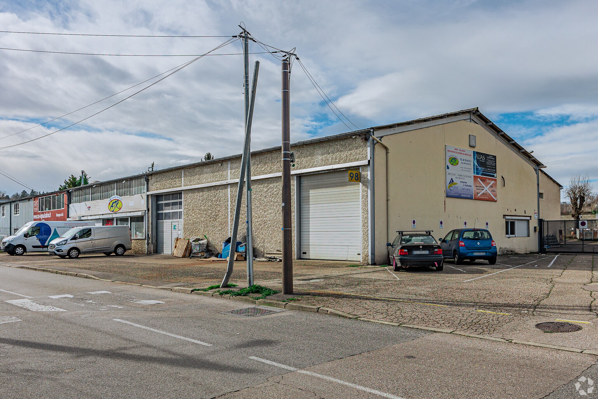 Light Industrial in Saint-Genis-Laval to rent Primary Photo- Image 1 of 3