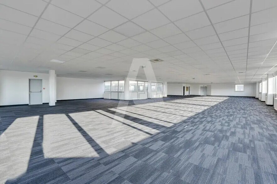 Light Industrial in Les Ulis to rent - Building Photo - Image 3 of 4