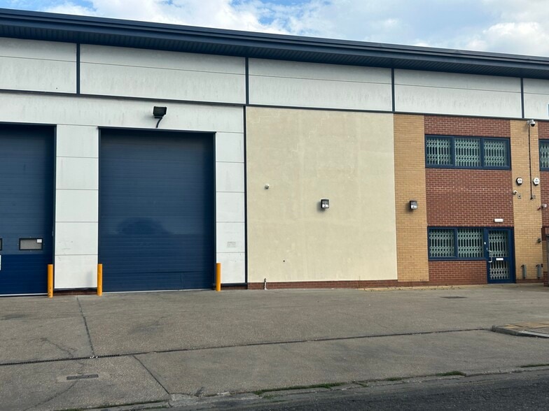 6 Theydon Rd, London to rent - Building Photo - Image 2 of 3