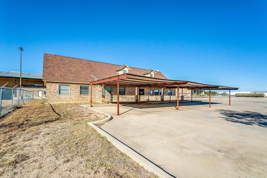 520 Tradeway Dr, Mineral Wells, TX for sale - Building Photo - Image 3 of 38