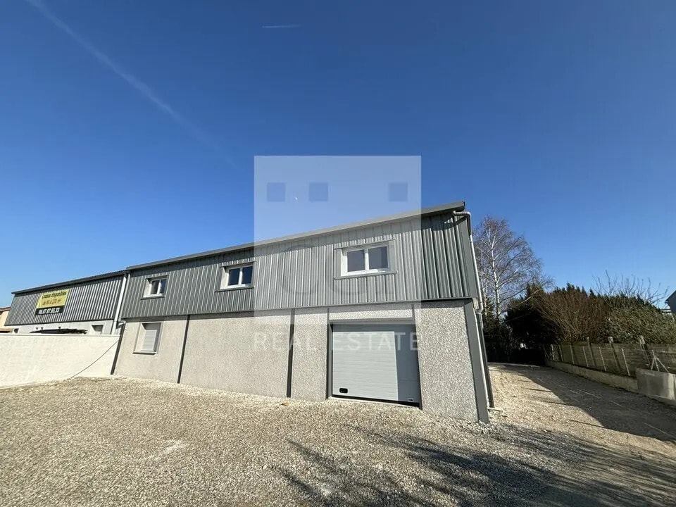Location Local d'activités 300 m² - Photo 1