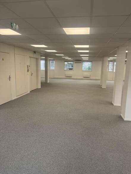 Office in Levallois-Perret to rent - Interior Photo - Image 1 of 5