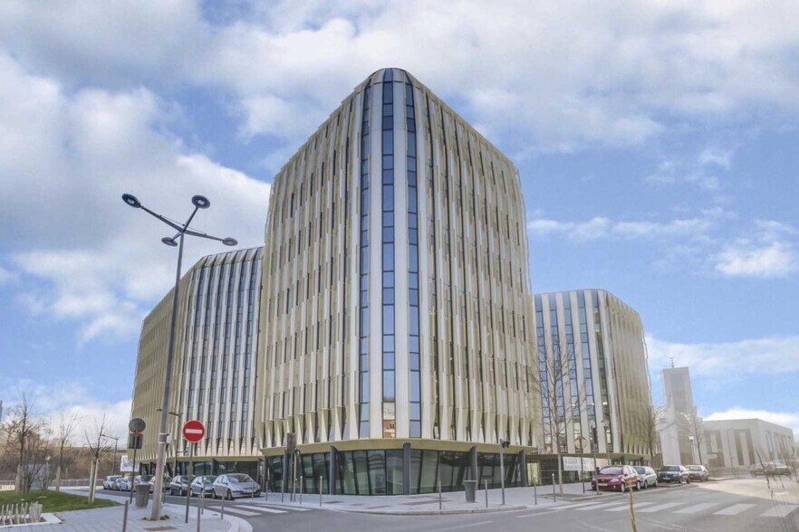 14 Mail Du Commandant Cousteau, Massy to rent - Building Photo - Image 1 of 18