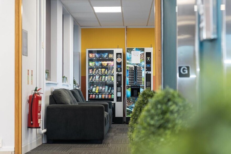 Birmingham New Rd, Dudley to rent - Building Photo - Image 2 of 8