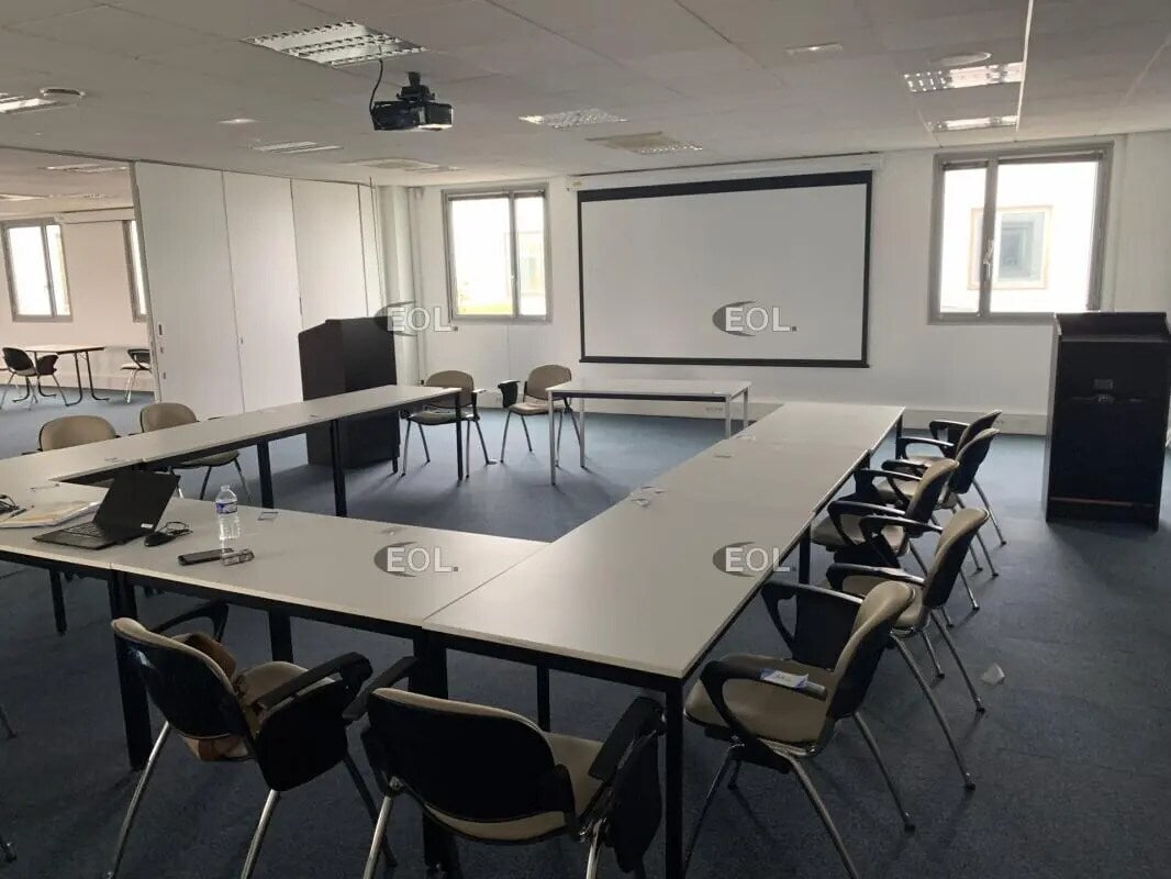 Light Industrial in Nanterre to rent Interior Photo- Image 1 of 5