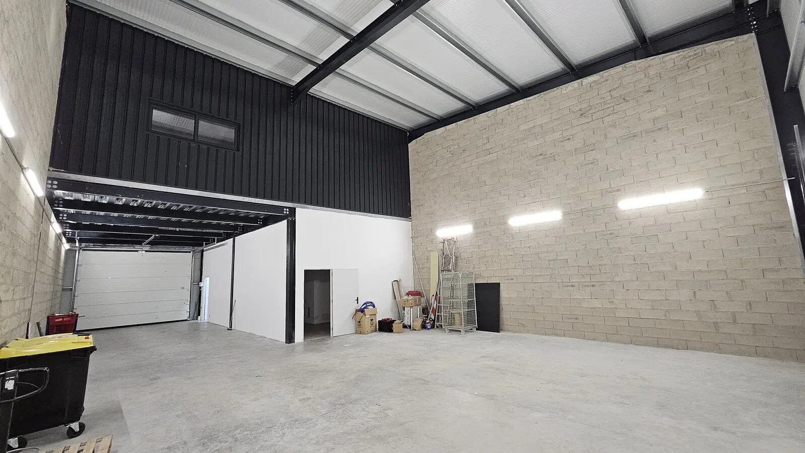 Retail in Pontault-Combault to rent Primary Photo- Image 1 of 13