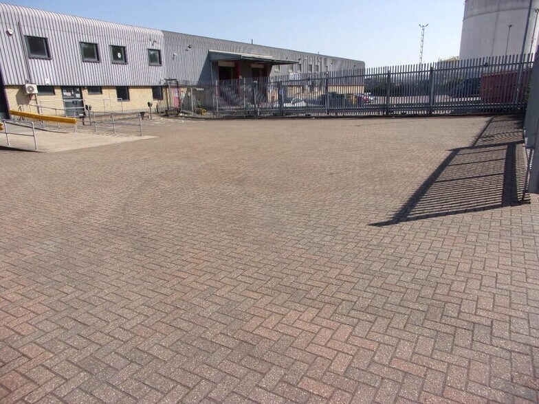 Oliver Close, Grays to rent - Building Photo - Image 2 of 3