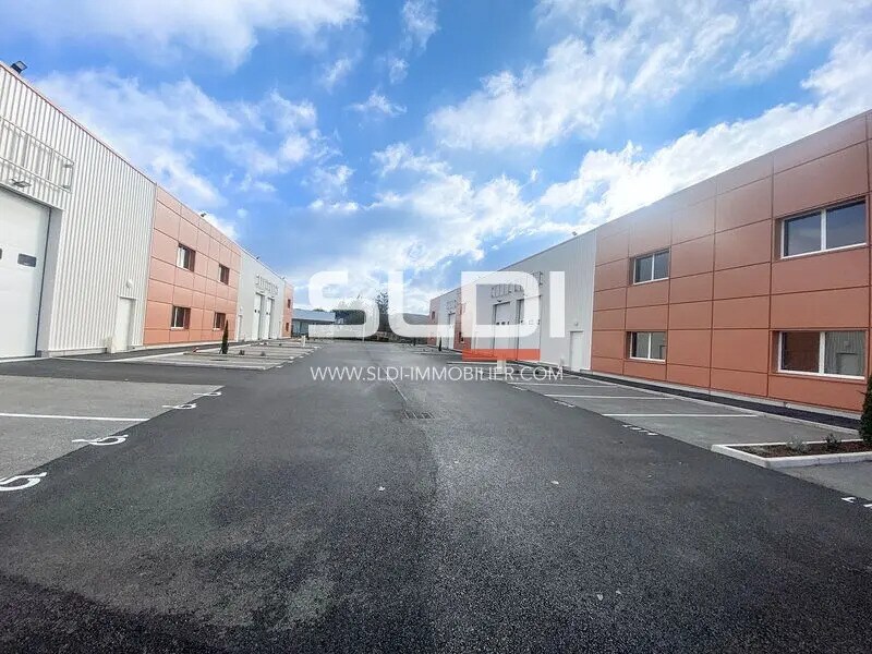 Light Industrial in Chassieu to rent Building Photo- Image 1 of 14