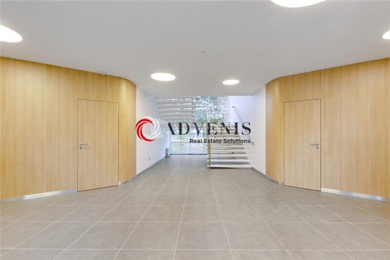 Office in Orly to rent - Lobby - Image 1 of 7
