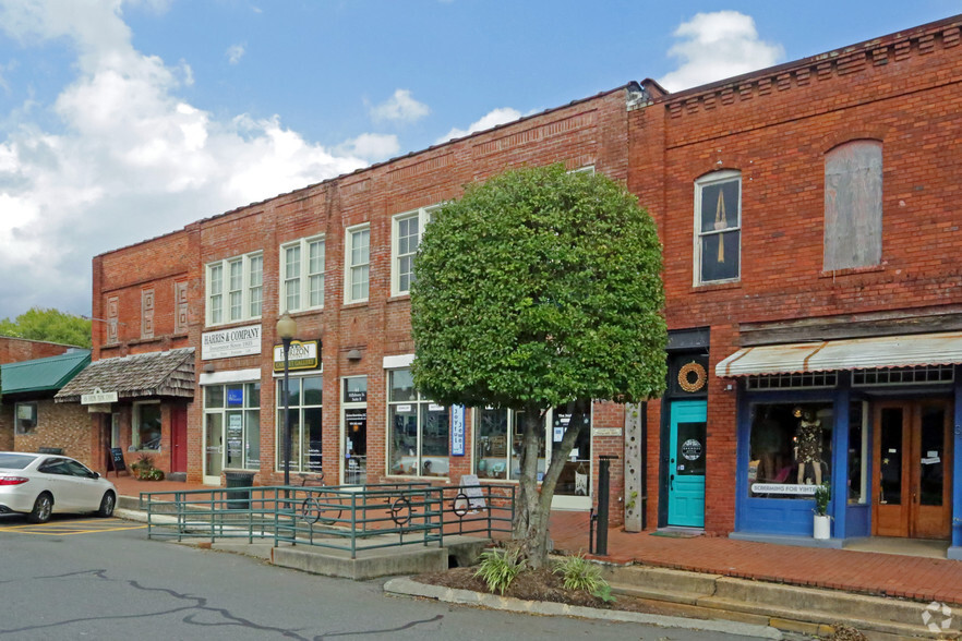 44 Hillsboro St, Pittsboro, NC for rent - Building Photo - Image 1 of 9