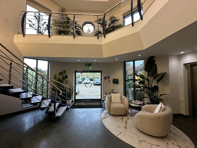 Hurst Rd, East Molesey to rent - Building Photo - Image 2 of 8