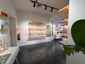 Retail in Barcelona, Barcelona to rent Interior Photo- Image 2 of 8