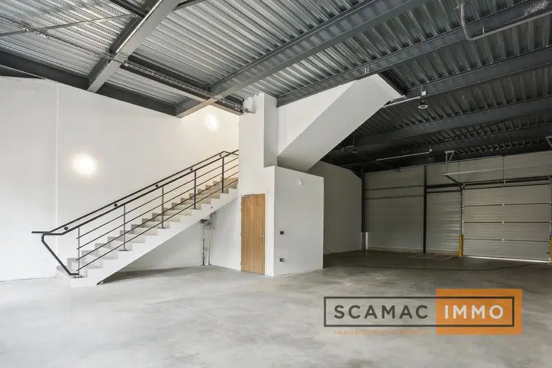Location Entrepôt 256 m² - Photo 1