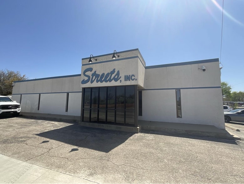Former Streets, LLC HQ | Industrial Contractor Campus portfolio of 5 properties for sale on LoopNet.co.uk - Building Photo - Image 2 of 8