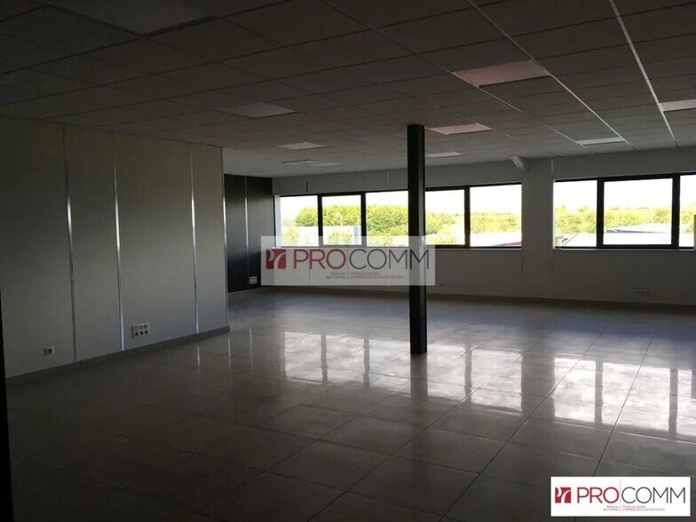 Office in Chartres to rent - Building Photo - Image 2 of 6