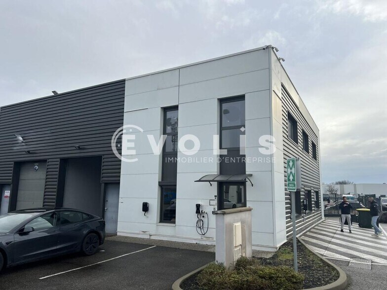 Rue Jacquard, Chassieu to rent - Building Photo - Image 1 of 10