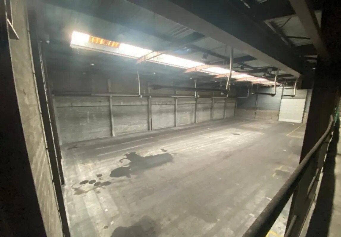 Light Industrial in Genas to rent Interior Photo- Image 1 of 7