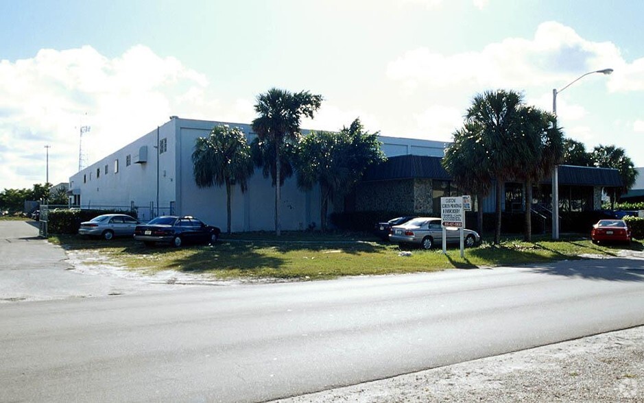 5280 NW 165th St, Hialeah, FL for rent - Building Photo - Image 2 of 16