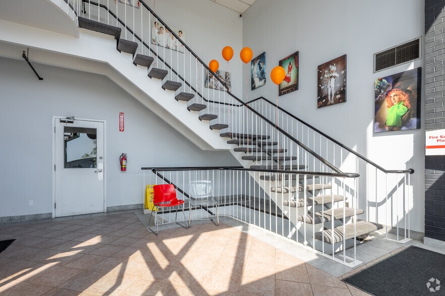 8301 Keele St, Concord, ON to rent - Lobby - Image 3 of 6