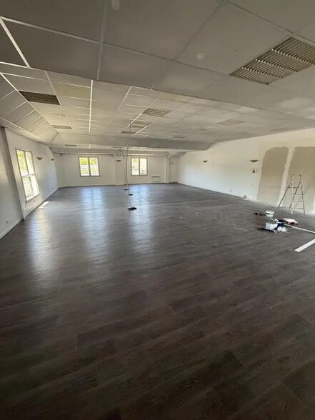 Light Industrial in Eysines for sale - Interior Photo - Image 1 of 2