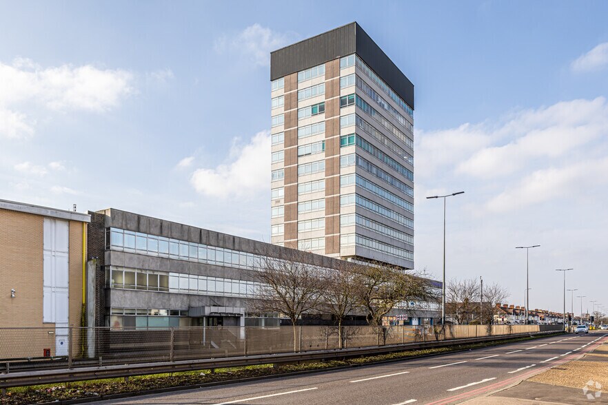 350 Eastern Ave, Ilford to rent - Building Photo - Image 2 of 2