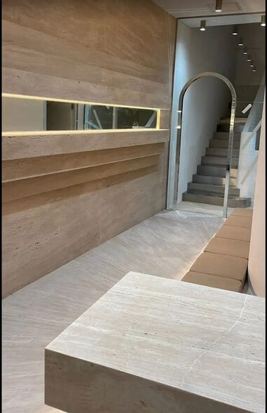 Retail in Paris for sale - Interior Photo - Image 1 of 3