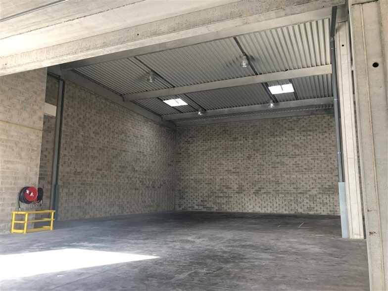Light Industrial in Élancourt to rent - Interior Photo - Image 2 of 7