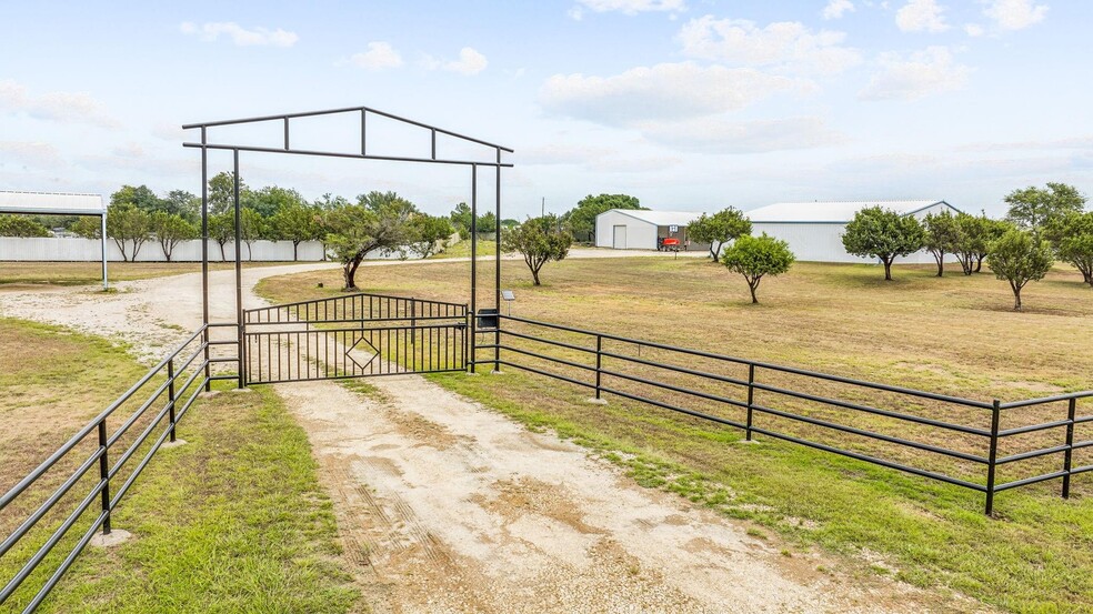 7517 US Highway 67, Stephenville, TX for sale - Primary Photo - Image 1 of 39