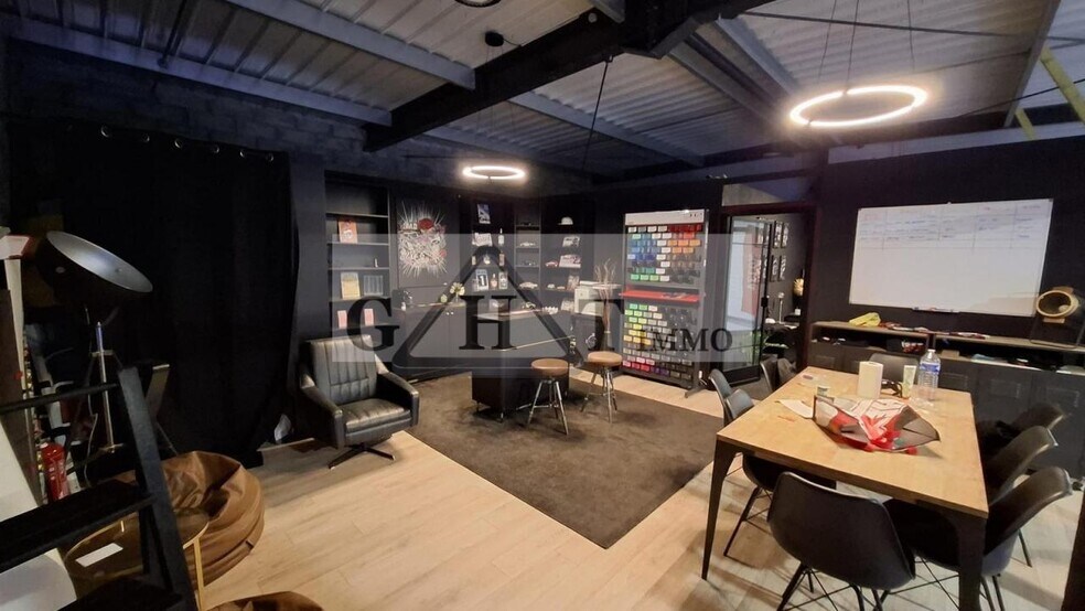 Industrial in Serris to rent - Interior Photo - Image 2 of 10