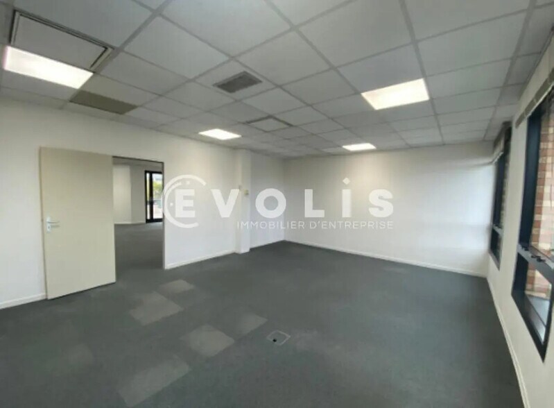 Office in Massy to rent - Building Photo - Image 3 of 12