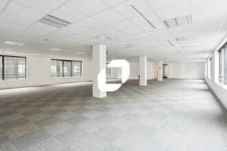 Office in Rueil-Malmaison to rent Interior Photo- Image 2 of 2