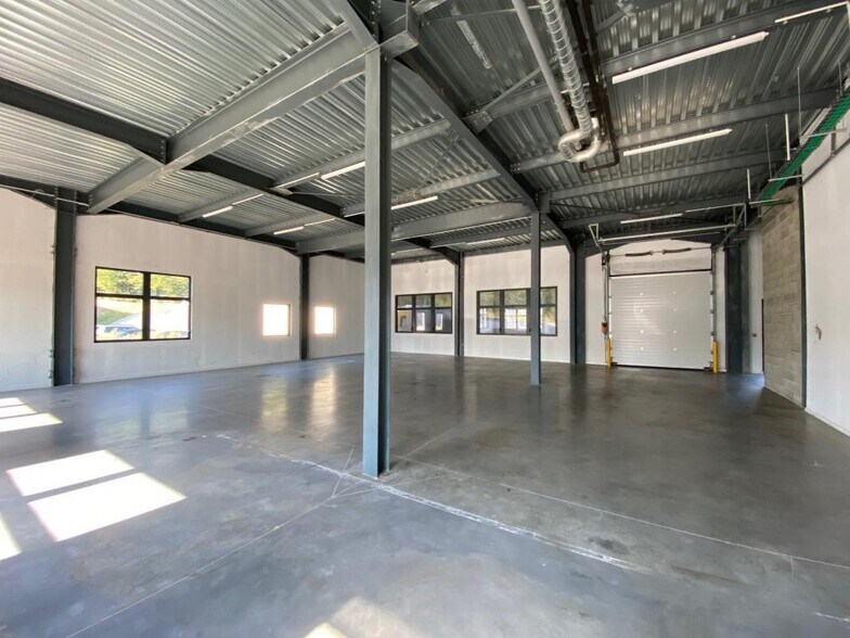 Light Industrial in Dardilly to rent - Interior Photo - Image 2 of 8