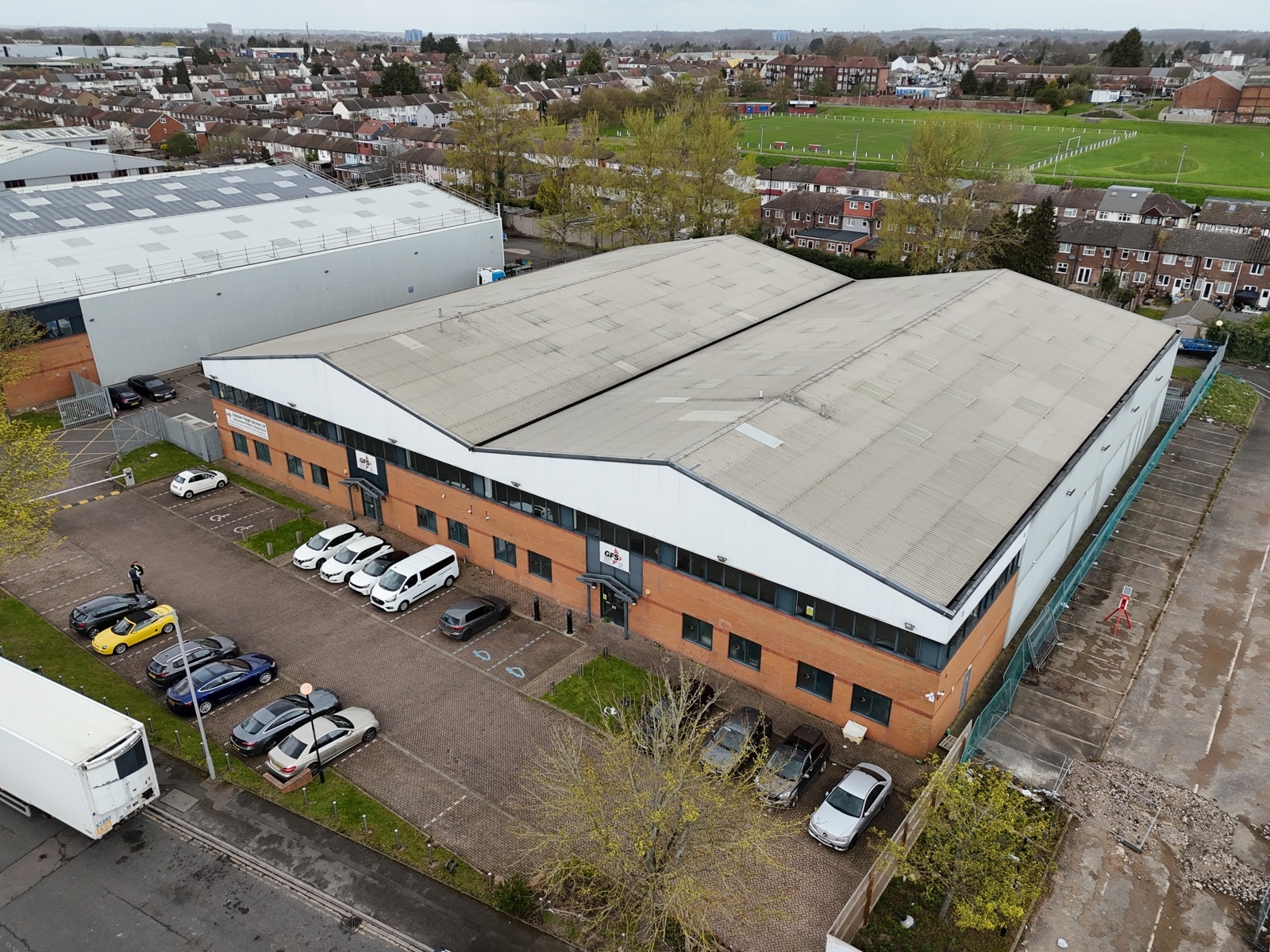 10 Laporte Way, Luton to rent Building Photo- Image 1 of 6