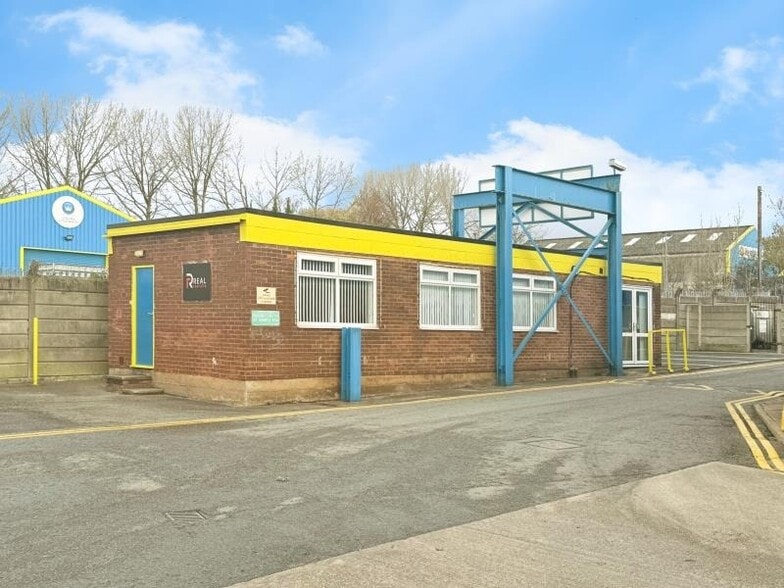 Kennedy Rd, Manchester to rent - Primary Photo - Image 1 of 4