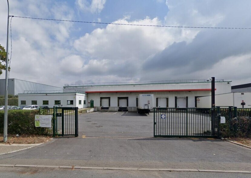 9 Rue Isaac Newton, Mitry-Mory to rent - Building Photo - Image 2 of 10