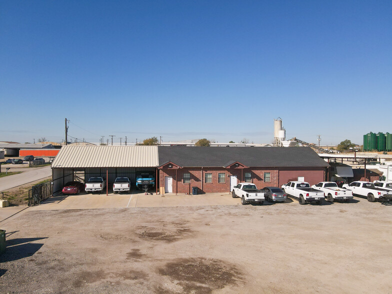 1732 E Hicks Field Rd, Fort Worth, TX for rent - Building Photo - Image 1 of 4