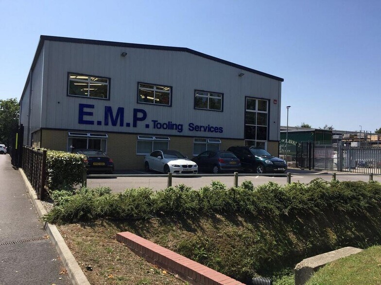 4 Solent Rd, Havant to rent - Building Photo - Image 1 of 8