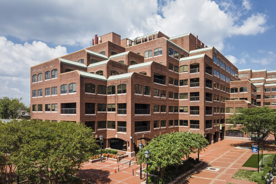 1320 Braddock Pl, Alexandria, VA for rent - Building Photo - Image 1 of 9