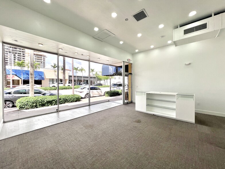 2615 Ponce de Leon Blvd, Coral Gables, FL for rent - Building Photo - Image 3 of 15