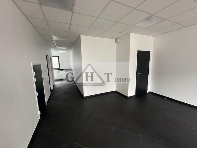 Office in Saint-Pierre-du-Perray to rent Interior Photo- Image 1 of 10