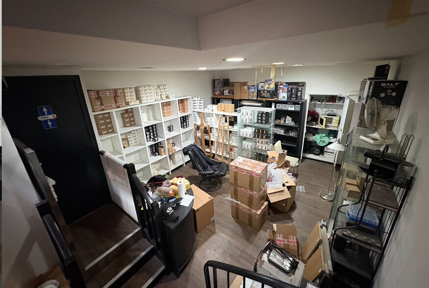 Retail in Paris to rent - Building Photo - Image 3 of 4
