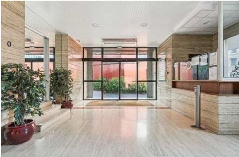 Office in Montreuil for sale - Lobby - Image 2 of 11
