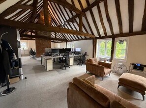 10-12 The Broadway, Beaconsfield to rent Interior Photo- Image 2 of 4